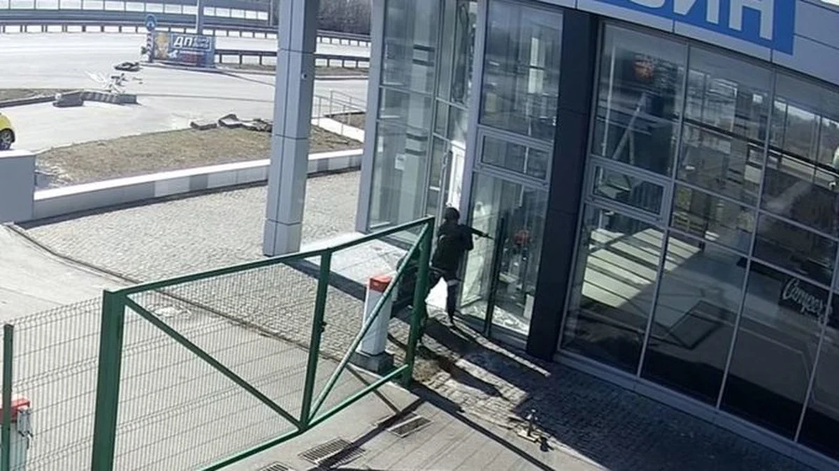 CNN opublikowała szokujący materiał wideo pokazujący, jak rosyjscy żołnierze strzelają w plecy właściciela i pracownika salonu samochodowego pod Kijowem. Następnie plądrują budynki.