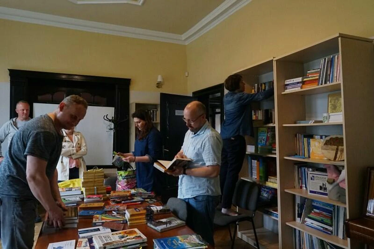 Biblioteka dla ukraińskich uchodźców działa już przy ul. Grunwaldzkiej w Gdańsku. Do siedziby Fundacji RC z Ukrainy przyjechało już prawie 300 książek 