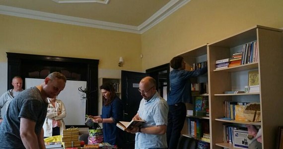 Biblioteka dla ukraińskich uchodźców działa już przy ul. Grunwaldzkiej w Gdańsku. Do siedziby Fundacji RC z Ukrainy przyjechało już prawie 300 książek 
