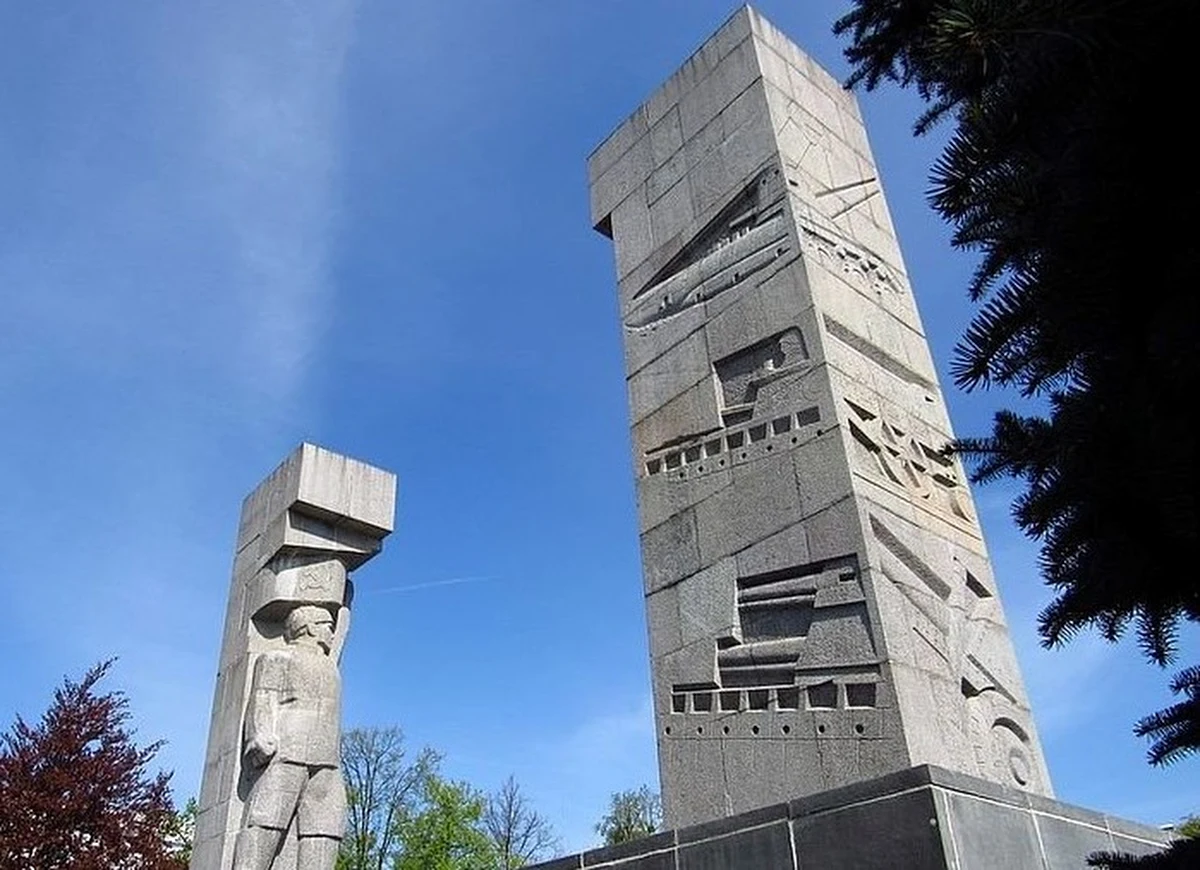 Prezydent Olsztyna Piotr Grzymowicz zdecydował, że dawny Pomnik Wdzięczności Armii Czerwonej, nazywany potocznie "szubienicami", nie zostanie przeniesiony. Prezydent powołał się na wyniki badań opinii publicznej. To na pewno nie kończy sporu wokół pomnika.