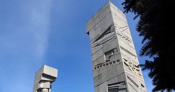 Prezydent Olsztyna Piotr Grzymowicz zdecydował, że dawny Pomnik Wdzięczności Armii Czerwonej, nazywany potocznie "szubienicami", nie zostanie przeniesiony. Prezydent powołał się na wyniki badań opinii publicznej. To na pewno nie kończy sporu wokół pomnika.