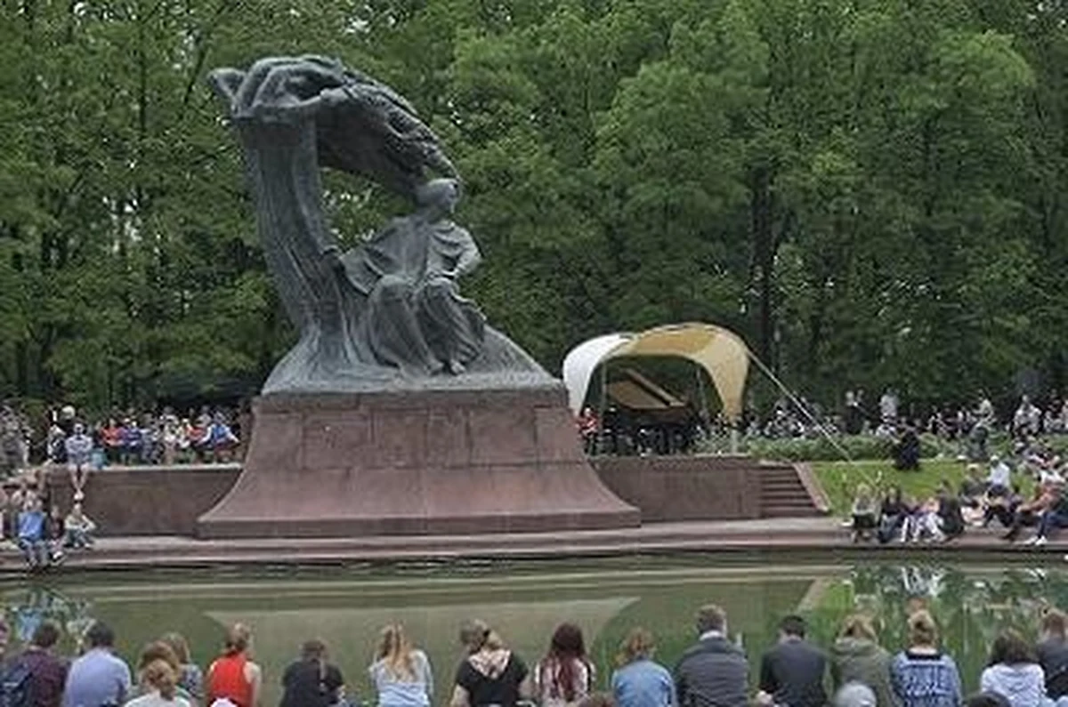 W niedzielę, 15 maja do Łazienek Królewskich wracają plenerowe Koncerty Chopinowskie  Podczas inauguracji 63. sezonu artystycznego wystąpią Marc Laforêt i Martín García García. 