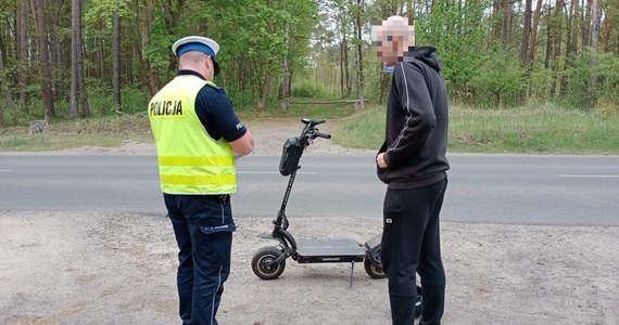 Policjanci z Grudziądza zatrzymali 21-latka, który poruszał się na hulajnodze elektrycznej z prędkością 50 km/h. Mężczyznę ukarano mandatem. 