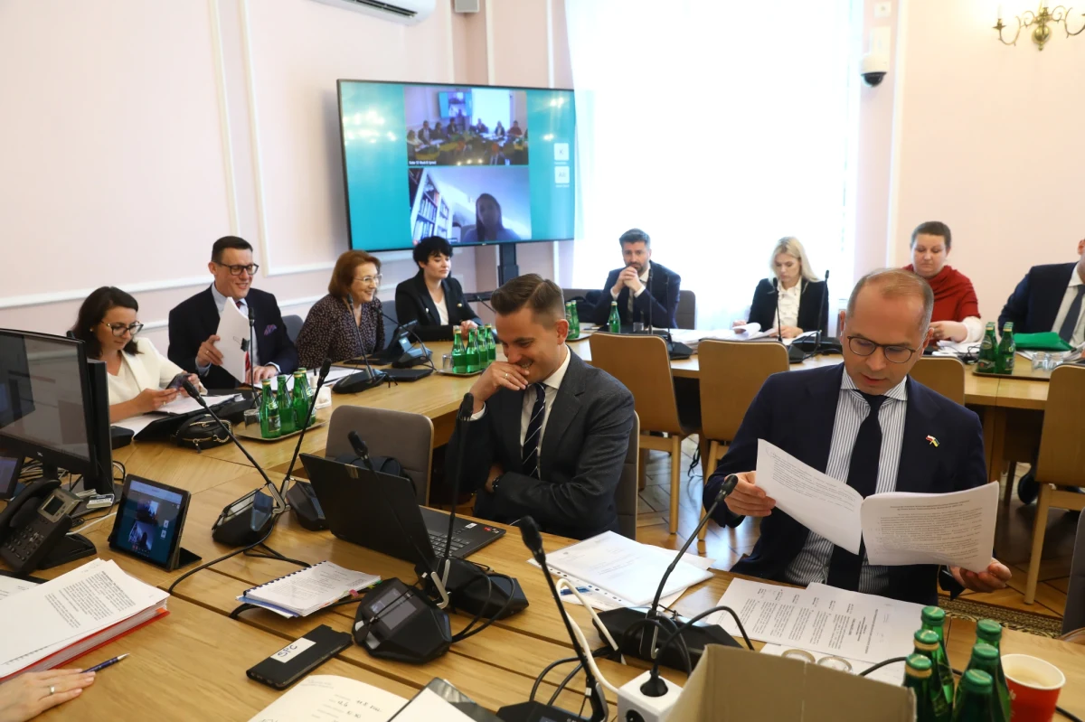 Nie będzie dziś dalszych prac nad ustawą o likwidacji Izby Dyscyplinarnej Sądu Najwyższego. Nieoczekiwanie posiedzenie sejmowej komisji sprawiedliwości w tej sprawie zostało odwołane. Opozycja grzmi o przepychankach o władzę w Zjednoczonej Prawicy.