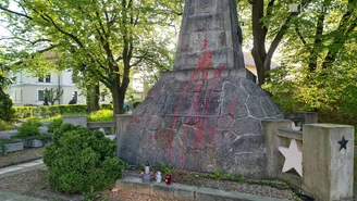 Krosno: Pomnik na cmentarzu żołnierzy radzieckich oblany czerwoną farbą