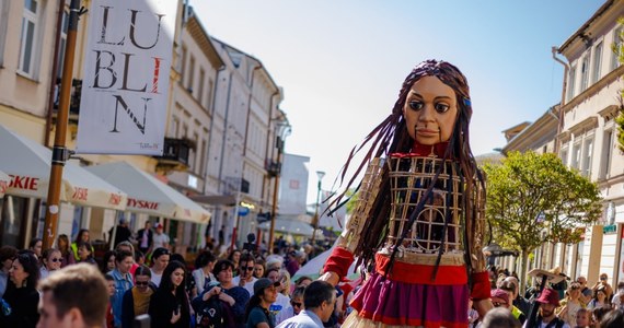 Mała Amal - gigantyczna marionetka, symbolizująca dzieci osierocone podczas wojny, rozdzielone z rodzinami, spotka się wpiątek z mieszkańcami Krakowa. To jedno z trzech polskich miast, wybranych do prezentacji tej lalki.