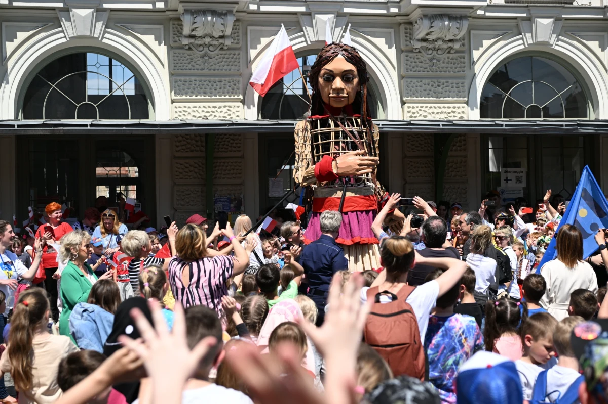 Mała Amal, czyli trzyipółmetrowa marionetka symbolizująca dzieci cierpiące z powodu wojny i rozdzielone ze swoimi rodzicami, przeszła ulicami Przemyśla z dworca PKP na Rynek Starego Miasta.

