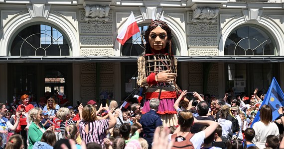Mała Amal, czyli trzyipółmetrowa marionetka symbolizująca dzieci cierpiące z powodu wojny i rozdzielone ze swoimi rodzicami, przeszła ulicami Przemyśla z dworca PKP na Rynek Starego Miasta.

