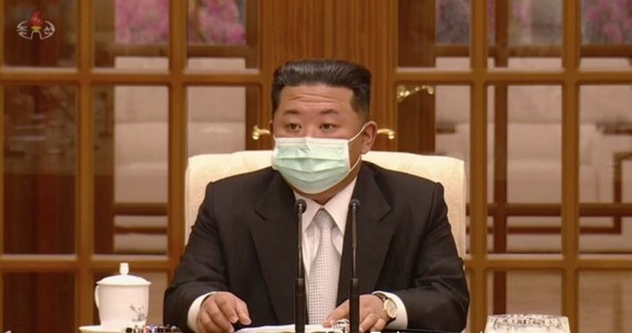 Kim Dzong Un, przywódca Korei Północnej po raz pierwszy pokazał się w maseczce – wynika z nagrania, które udostępniła północnokoreańska agencja informacyjna. W ostatnich dniach reżim potwierdził pierwszy przypadek zakażenia wariantem koronawirusa Omikron.