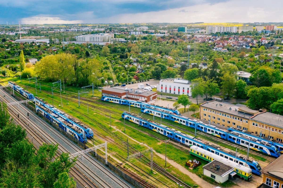 ​Jest szansa na koniec groźby strajków maszynistów pociągów regionalnych. Do piątku marszałkowie województw, współfinansujący kursy pociągów POLREGIO mają zaakceptować wynegocjowane ze związkami zawodowymi podwyżki.