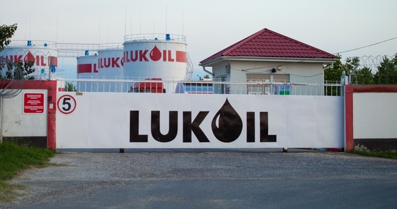 Rosyjski koncern Łukoil przejmuje fabrykę smarów i ponad 400 stacji benzynowych, które należą do koncernu naftowo-gazowego Shell i znajdują się w Rosji - informuje dziennik "Algemeen Dagblad". 