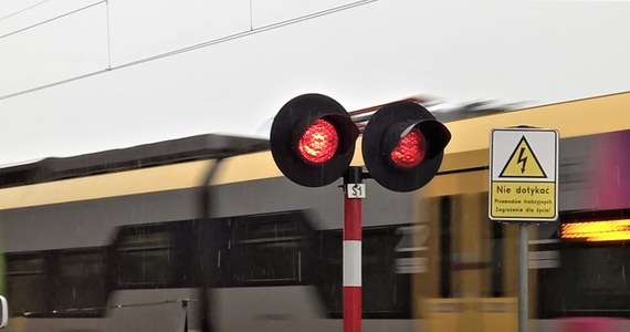 43-latka z powiatu nowosądeckiego zignorowała migające czerwone światło i na niestrzeżonym przejeździe kolejowym w Chomranicach w powiecie nowosądeckim wjechała na tory, gdzie zderzyła się z drezyną.

