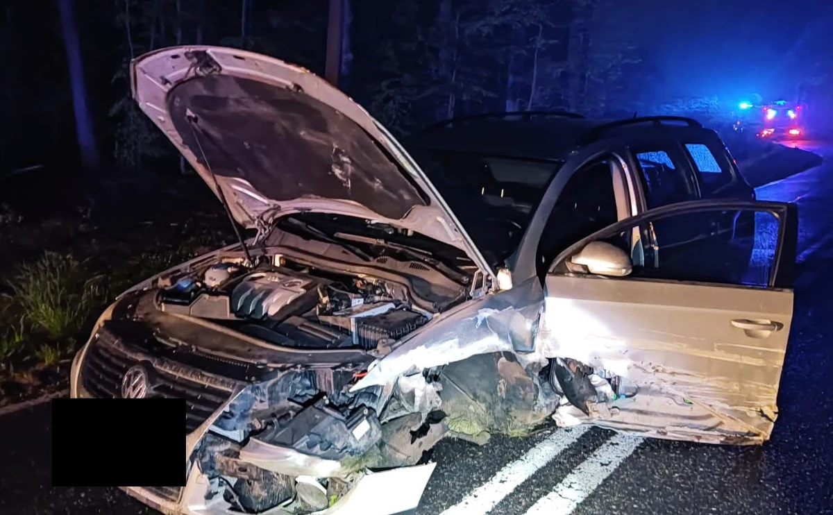 41-latek w Wejherowie prowadząc po pijanemu uderzył najpierw w bariery energochłonne, a później jego auto zderzyło się z przejeżdżającą karetką. Policja odebrała mężczyźnie prawo jazdy. Jego samego jednak nie zatrzymała.