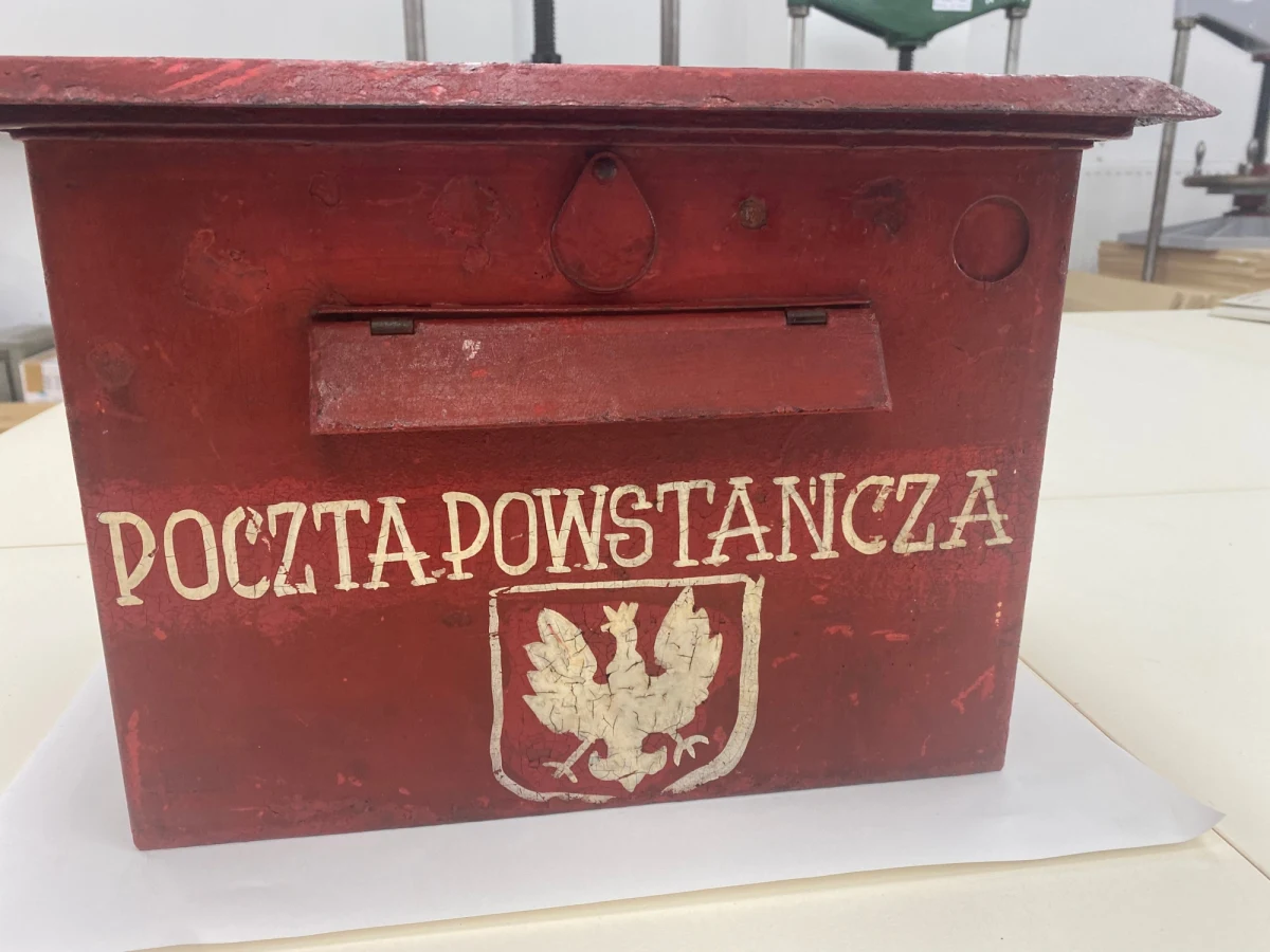 ​Skrzynkę pocztową z Powstania Warszawskiego, z zachowanymi fragmentami gazet, można oglądać w Muzeum Pamięci Powstania Warszawskiego. Unikatowy eksponat to jedna z czterech zachowanych skrzynek pocztowych Harcerskiej Poczty Polowej, która działała w stolicy. Cenny przedmiot odnaleziono na wysypisku poza Warszawą.