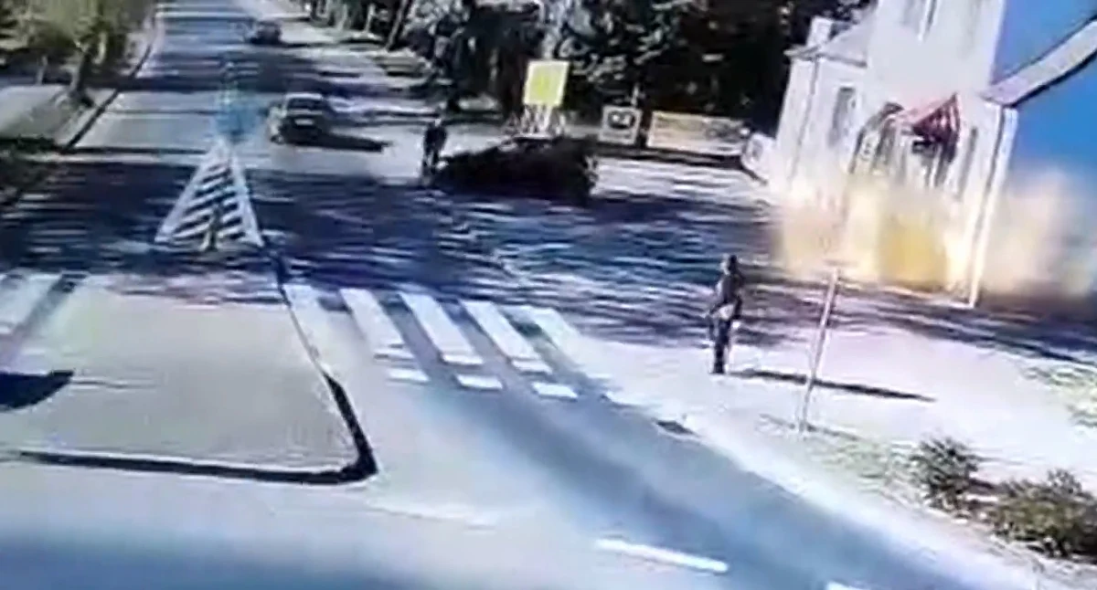 Kierowca samochodu osobowego wyjeżdżając z parkingu pod sklepem potrącił jadącego chodnikiem 83-letniego rowerzystę. Starszy mężczyzna trafił do szpitala, na szczęście nie doznał poważnych obrażeń.