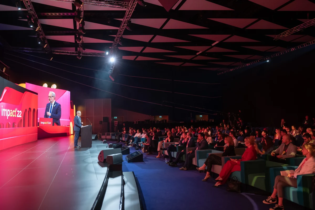 Dobiegł końca poznański Impact’22 – jeden z najbardziej znaczących i prestiżowych kongresów w naszej części kontynentu. Przez dwa dni w stolicy Poznania tysiące ekspertów, naukowców, przedsiębiorców i przedstawicieli administracji rządowej dyskutowało o najważniejszych wyzwaniach stojących przed polską i europejską gospodarką. Gościem specjalnym wydarzenia był profesor Yuval Noah Harar - historyk, filozof, autor wielu bestsellerów dotyczących globalizacji i funkcjonowania ludzi w świecie globalnym.