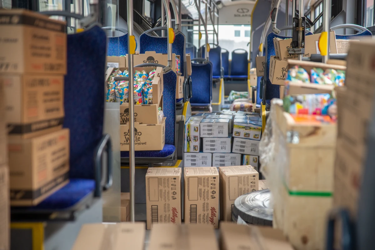 ​Pięć autobusów, z częściami zamiennymi i darami, wyruszyło dziś z Warszawy w stronę ukraińskiego Mikołajowa. Kierowcy Miejskich Zakładów Autobusowych przekroczą granicę i tam przekażą pojazdy swoim ukraińskim kolegom.