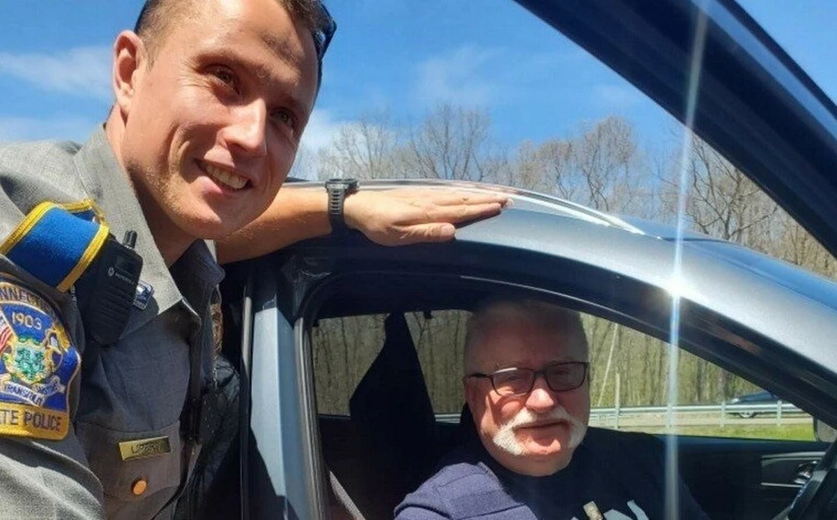 Lech Wałęsa złapał gumę podczas podróży po amerykańskich drogach. Pomogli mu policjanci z komisariatu w Connecticut. Jednym z funkcjonariuszy był Polak.