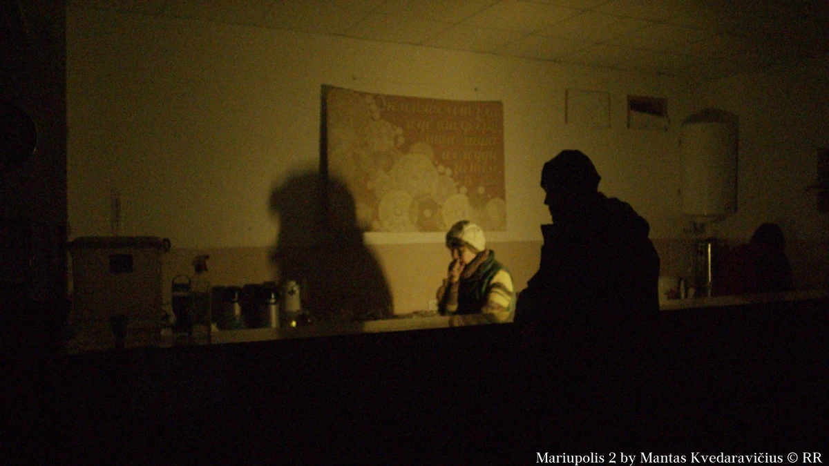 Organizatorzy Festiwalu Filmowego w Cannes poinformowali, że w czasie 75. edycji tej prestiżowej imprezy pokazany zostanie film "Mariupol 2" w reżyserii Mantasa Kvedaravičiusa, litewskiego filmowca zabitego przez Rosjan w Mariupolu. Narzeczona Kvedaravičiusa zdołała wywieźć z oblężonego miasta nakręcony przez niego materiał, a później brała udział w jego montowaniu. 