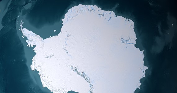 Naukowcy badający spód największej na świecie pokrywy lodowej na Antarktydzie Wschodniej, odkryli jezioro wielkości miasta, którego osady mogą zawierać historię pokrywy lodowej od początków jej istnienia. Praca została opublikowana w czasopiśmie "Gelology".