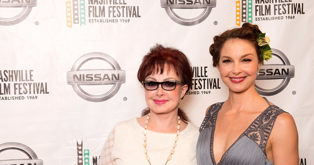 Ashley Judd, amerykańska aktorka filmowa, znana m.in. z filmów "Dym", "Gorączka", "Czas zabijania" czy "Kolekcjoner", zdradziła, że jej matka, Naomi, odebrała sobie życie strzałem w głowę. Przyznała również, że to ona pierwsza znalazła ciało.