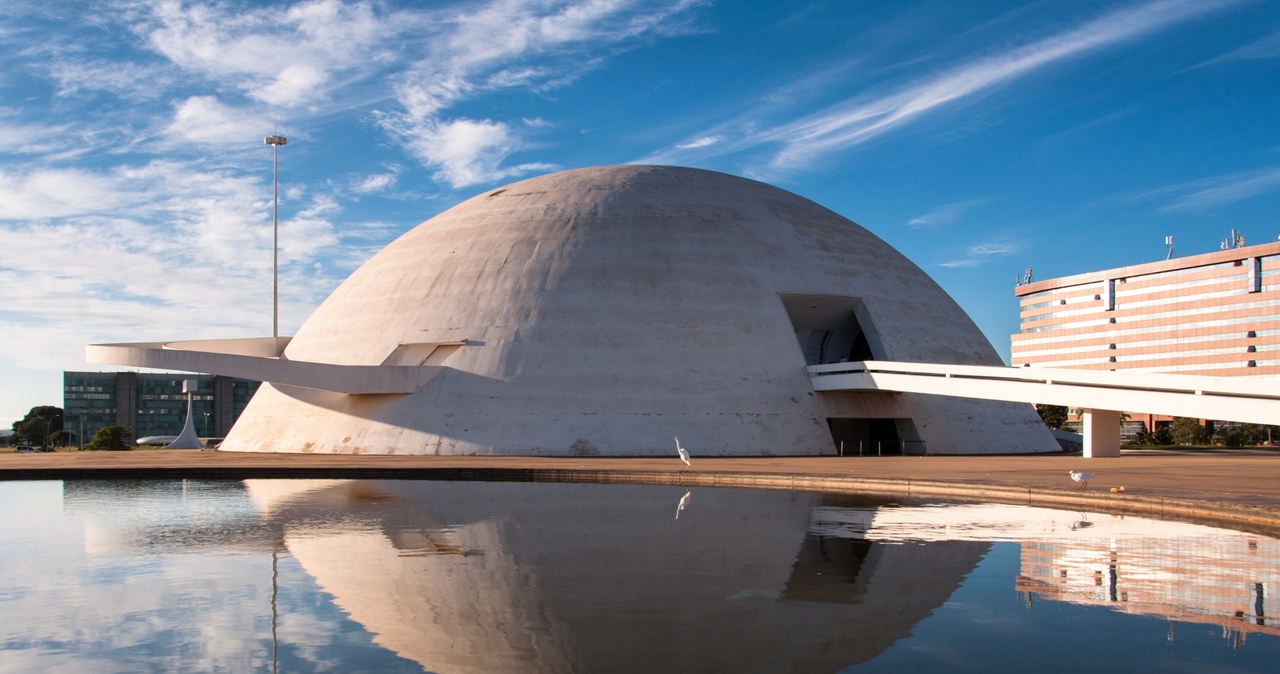 Brazylijska stolica wygląda jak scenografia filmu science-fiction o miastach przyszłości. Niezwykłe dzieło architekta Oscara Niemeyera zachwyca, ale także przeraża. I jest koszmarem dla mieszkańców.