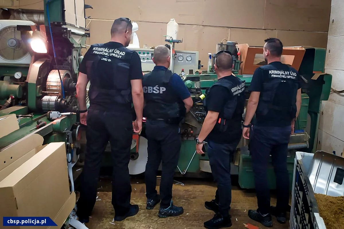 ​Policjanci CBŚP, we współpracy z KAS i służbami słowackimi, zatrzymali 9 osób, a wśród nich poszukiwanego 9 listami gończymi, u którego zabezpieczono 6 sfałszowanych dokumentów tożsamości. Zlikwidowano także jedną z najnowocześniejszych nielegalnych fabryk papierosów w Polsce, w której jak wynika ze wstępnych ustaleń można było wyprodukować 5 mln papierosów na dobę. 