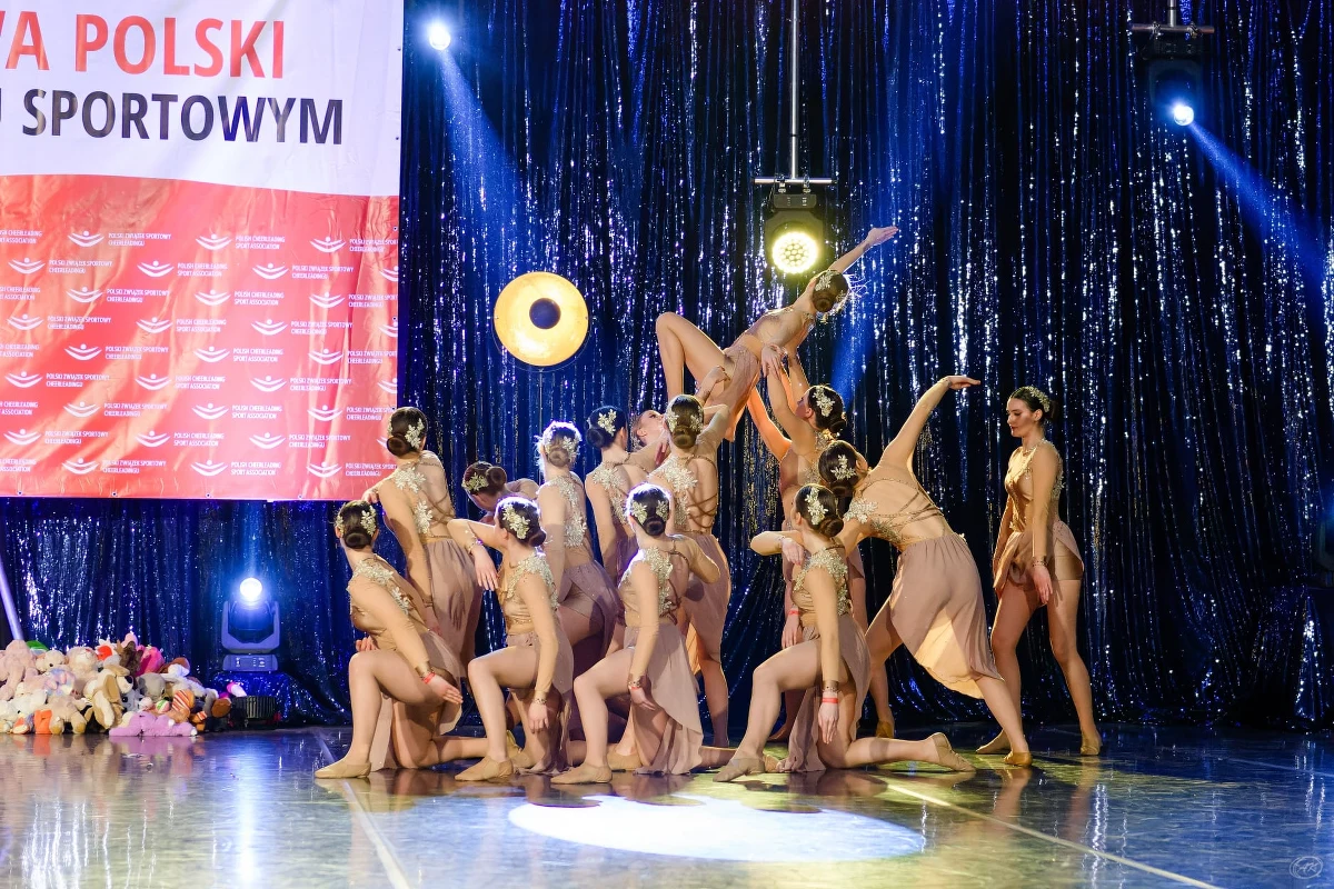 Kadra Narodowa cheerleaderek z klubu "Unique Cheerleaders Kocmyrzów-Luborzyca" wyjeżdża dzisiaj na trzydniowe zgrupowanie w Górach Świętokrzyskich przed Mistrzostwami Europy w Atenach. Zawodniczki z zespołu Unique Pro uzyskały nominację do reprezentowania naszego kraju na arenie europejskiej, podczas ECU - European Cheerleading Championship w terminie 1-3 lipca.
