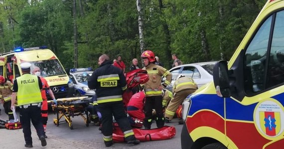 ​W Bedoniu Przykościelnym w gminie Andrespol (Łódzkie) doszło w czwartek do groźnego wypadku drogowego z udziałem 41-letniego motocyklisty i dwójki pieszych, w tym 9-latka. Poszkodowane osoby zostały przetransportowane śmigłowcem LPR do szpitala.