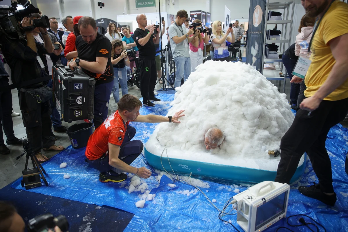Valerjan Romanovski - absolutny "guru" w środowisku morsów - pobił rekord Guinnessa w najdłuższym kontakcie ciała ze śniegiem. Wyniósł on - 1 godzinę, 45 minut i 9 sekund. Miało to miejsce w ramach odbywających się w Krakowie targów Reha INNOVATIONS - jedynej na południu kraju imprezy dla fizjoterapeutów, lekarzy, inżynierów biomedycznych, jak również osób wymagających rehabilitacji. 