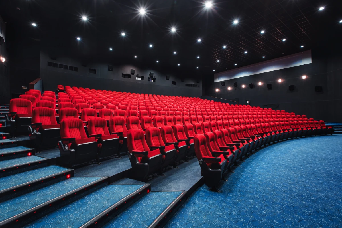 Sieci kin w Rosji, zwłaszcza te w galeriach handlowych, mogą zostać zamknięte. Największa firma w tym sektorze, Formula Kino/Cinema Park, zaczęła negocjacje z centrami handlowymi w sprawie ewentualnego rozwiązania partnerstwa. Pisze o tym dziennik "Izwiestia". 