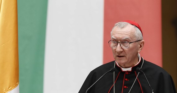 Watykański sekretarz stanu kardynał Pietro Parolin oświadczył w piątek, że "istnieje prawo do zbrojnej obrony w przypadku agresji". Podczas rozmowy z dziennikarzami w Rzymie podkreślił, że kluczowe jest to, by "odpowiedź nie spowodowała większych strat niż agresja".