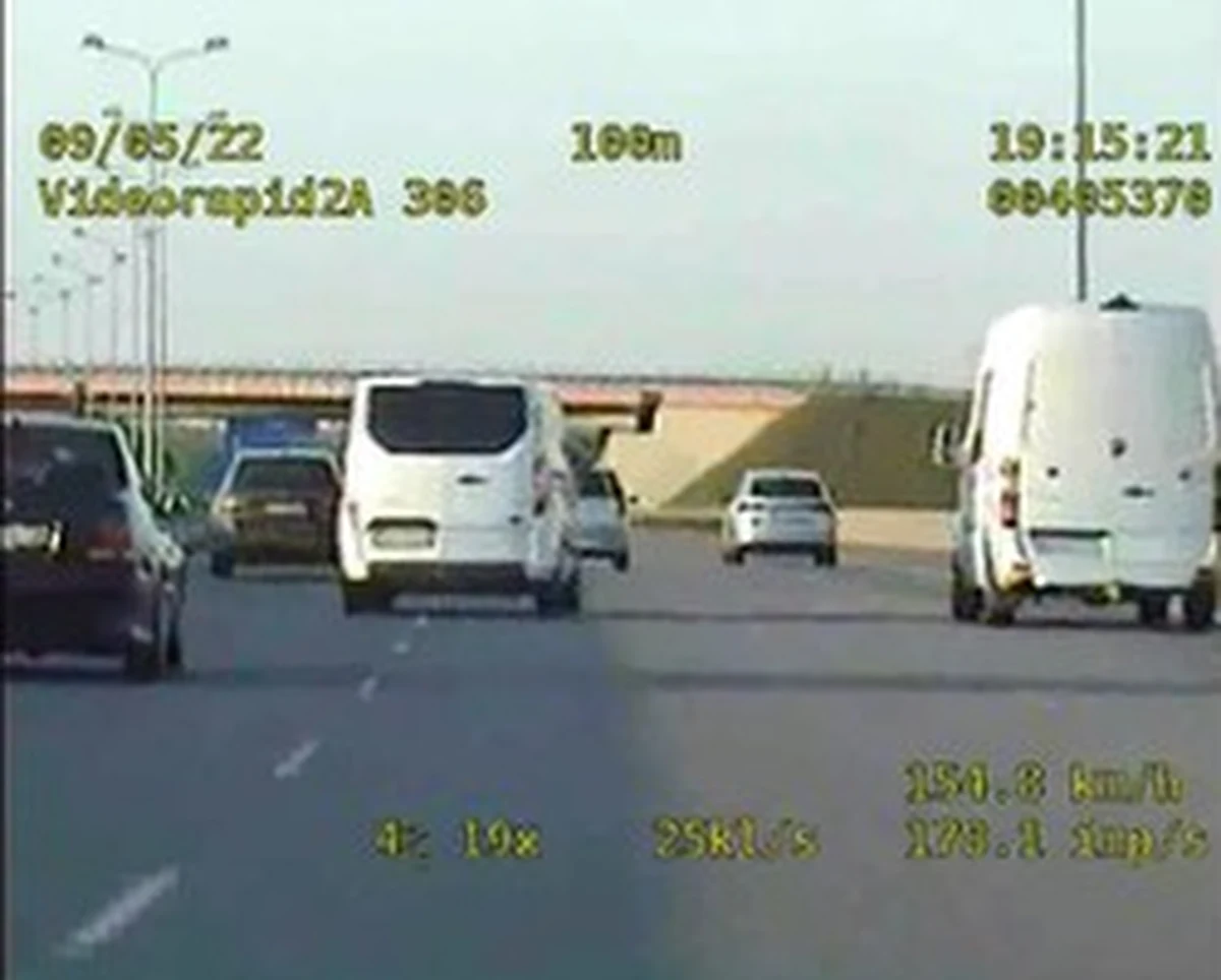 Pijany pirat drogowy uciekał przed policją na śląskim odcinku autostrady A1. Kierowca został zatrzymany po krótkim pościgu. Teraz grozi mu nawet do 5 lat więzienia.