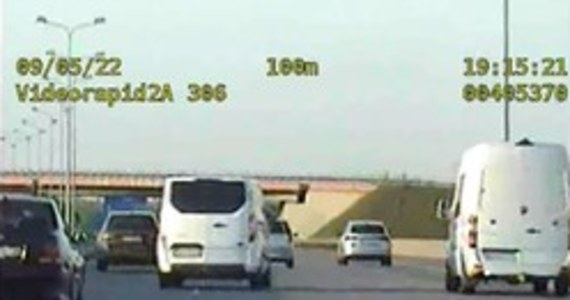 Pijany pirat drogowy uciekał przed policją na śląskim odcinku autostrady A1. Kierowca został zatrzymany po krótkim pościgu. Teraz grozi mu nawet do 5 lat więzienia.