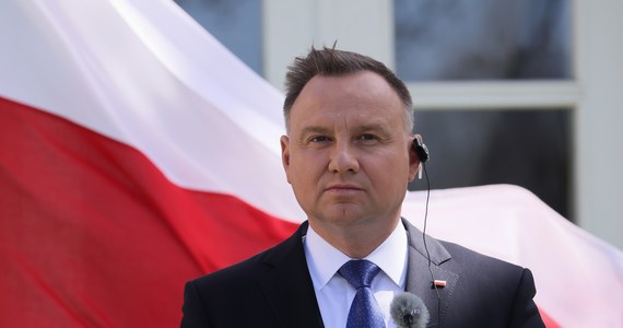 "Nawet jeżeli wojna się zakończy, to będzie oznaczało, że muszą zostać wyciągnięte konsekwencje" – mówił w Tallinie prezydent Andrzej Duda. "Ukraina musi być odzyskana w granicach uznanych międzynarodowo. Rosja musi zapłacić odszkodowania za to, co zniszczyła na Ukrainie i ludzie odpowiedzialni za zbrodnie wojenne na Ukrainie muszą ponieść konsekwencje karne" - dodał.