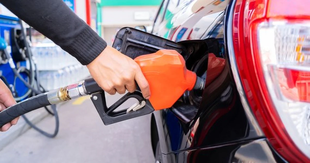 Zapomnijcie o tanich podróżach. Ceny na stacjach paliw są rekordowe, a może być jeszcze drożej. Popularna benzyna "95" nigdy w historii nie była tak droga. Przez to podróż samochodem z południa Polski na urlop nad morzem będzie w tym roku droższa nawet o blisko 200 złotych.