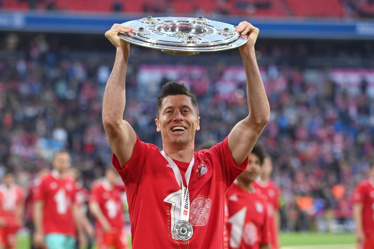 Robert Lewandowski cały czas nie przedłużył wygasającego w przyszłym roku kontraktu z Bayernem Monachium. W mediach pojawiają się plotki o tym, że Polak chce przejść do FC Barcelony. Te doniesienia skomentował trener Bayernu Julian Nagelsmann.