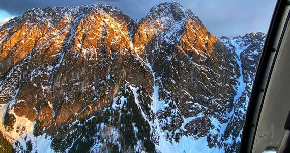 Jeśli ktoś wybiera się w Tatry na weekend, przypominamy, że kolejka linowa na Kasprowy Wierch przechodzi przegląd i nie przewozi turystów. Na szczyty trzeba więc wchodzić na własnych nogach. I uważać na śnieg, którego w niektórych rejonach jest jeszcze całkiem sporo. "Po południu przewidywany jest opad deszczu, ale w kolejne dni ma być ładnie, słonecznie" - mówi ratownik dyżurny TOPR Robert Kidoń.