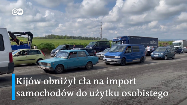 Władze w Kijowie zdecydowały się na czasowe ulgi dla Ukraińców, którzy chcą kupić auto za granicą. Od niedawna nie trzeba uiszczać opłat za cło, akcyzę i podatek VAT. Działanie ma pobudzić ukraińską gospodarkę, która od wybuchu wojny jest w stagnacji.