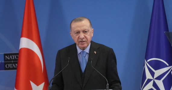 "Turcja nie może poprzeć planów Szwecji i Finlandii dotyczących przystąpienia do NATO" - przekazał Recep Tayyip Erdoğan. Taki sygnał komplikuje starania tych dwóch krajów o wejście do Sojuszu, bo na ich włączenie muszą zgodzić się wszyscy członkowie paktu.