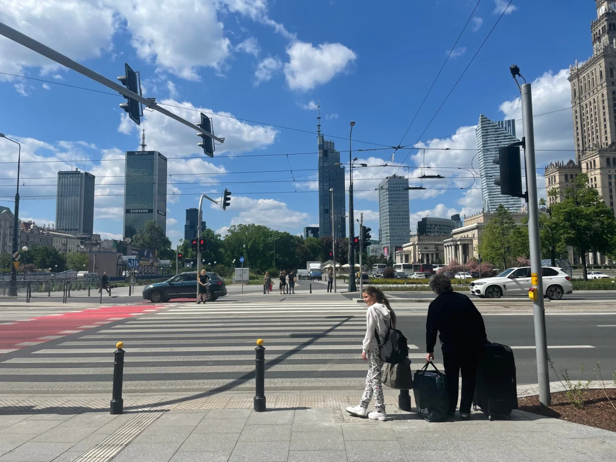 ​Cztery nowe, naziemne przejścia na rondzie Dmowskiego w Warszawie od dziś są dostępne dla pieszych. To duże udogodnienie również dla osób z niepełnosprawnościami, rowerzystów i rodziców z wózkami, którzy teraz nie muszą korzystać z podziemnych przejść.

