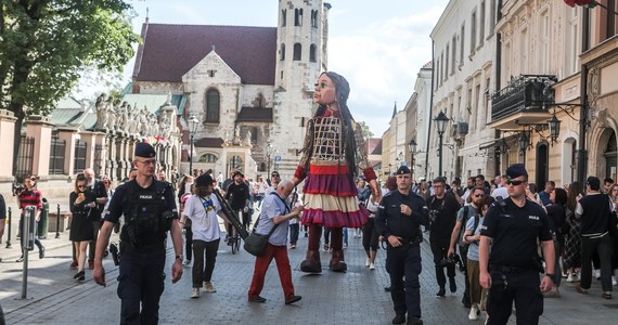 ​Ulicami wokół Rynku Głównego w Krakowie przeszła w piątek Mała Amal (Little Amal) - trzyipółmetrowa marionetka, która podróżuje przez Europę, by zwrócić uwagę na dramat najmłodszych ofiar wojen. Postacią szczególnie zafascynowane były tłumnie zgromadzone w centrum dzieci.