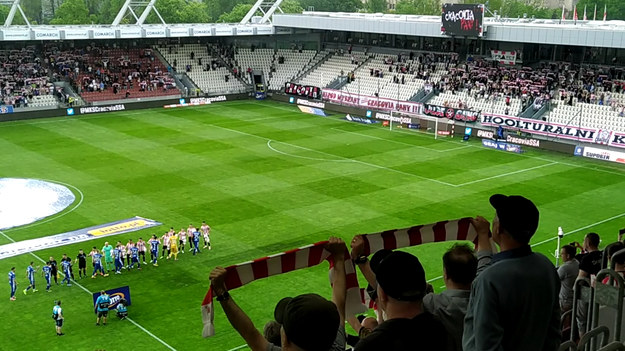 Hymn Cracovii przed meczem z Wisłą Płock. 