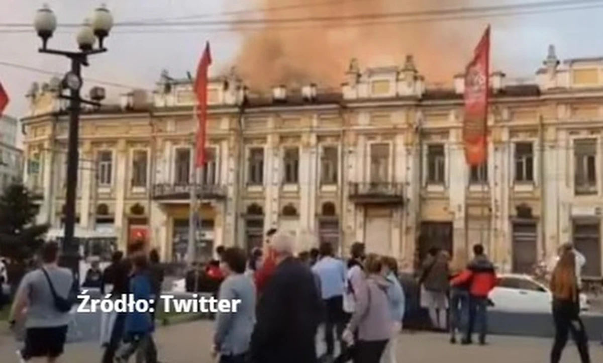 Strażacy walczą z pożarem w centrum rosyjskiego Irkucka. Płonie tam zabytkowy budynek.