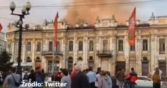 Strażacy walczą z pożarem w centrum rosyjskiego Irkucka. Płonie tam zabytkowy budynek.