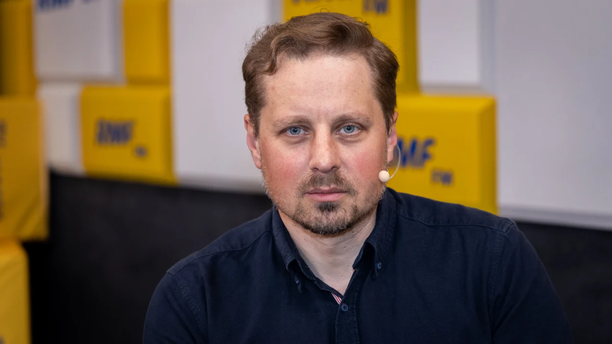 "Polaków martwią dziś trzy rzeczy: wojna w Ukrainie, wciąż czający się Covid i rosnąca inflacja" – mówił w Popołudniowej rozmowie w RMF FM Marcin Duma, socjolog i prezes pracowni sondażowej IBRiS. "Wojna w Ukrainie i zagrożenie, które płynie ze Wschodu, to nie jest kwestia tylko okresu od 24 lutego do dzisiaj, tylko to napięcie, które my odczuwamy w związku z presją ze strony Rosji, jest wcześniejsze i zaczęło się tak naprawdę latem zeszłego roku. Ta sytuacja, którą mieliśmy na Białorusi, w jakiś sposób była odczytywana jako presja na nas ze Wschodu" – podkreślał.