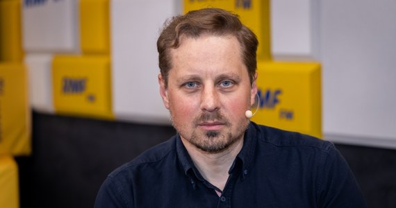 "Polaków martwią dziś trzy rzeczy: wojna w Ukrainie, wciąż czający się Covid i rosnąca inflacja" – mówił w Popołudniowej rozmowie w RMF FM Marcin Duma, socjolog i prezes pracowni sondażowej IBRiS. "Wojna w Ukrainie i zagrożenie, które płynie ze Wschodu, to nie jest kwestia tylko okresu od 24 lutego do dzisiaj, tylko to napięcie, które my odczuwamy w związku z presją ze strony Rosji, jest wcześniejsze i zaczęło się tak naprawdę latem zeszłego roku. Ta sytuacja, którą mieliśmy na Białorusi, w jakiś sposób była odczytywana jako presja na nas ze Wschodu" – podkreślał.