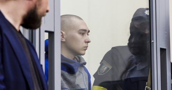 W Kijowie ruszył proces rosyjskiego żołnierza. Mężczyzna oskarżony jest o zbrodnie wojenne. To pierwszy tego rodzaju proces od początku wojny - podkreśla agencja informacyjna AP.