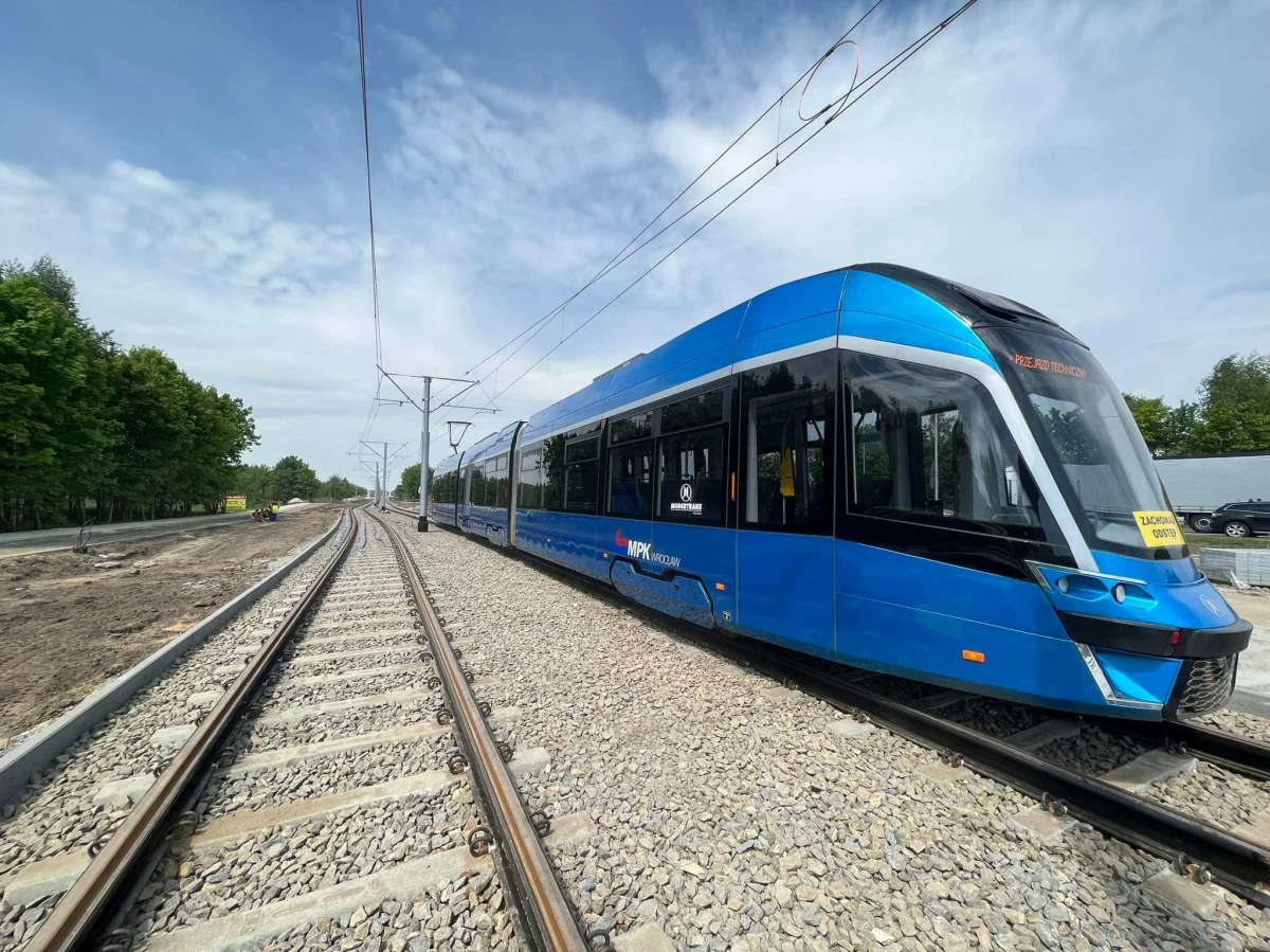 Dobra wiadomość dla mieszkańców zachodniej części Wrocławia. Od dziś tramwaje znów jeżdżą na osiedle Leśnica. Przerwa trwała ponad miesiąc. To z powodu prac powadzonych wzdłuż ulicy Kosmonautów.