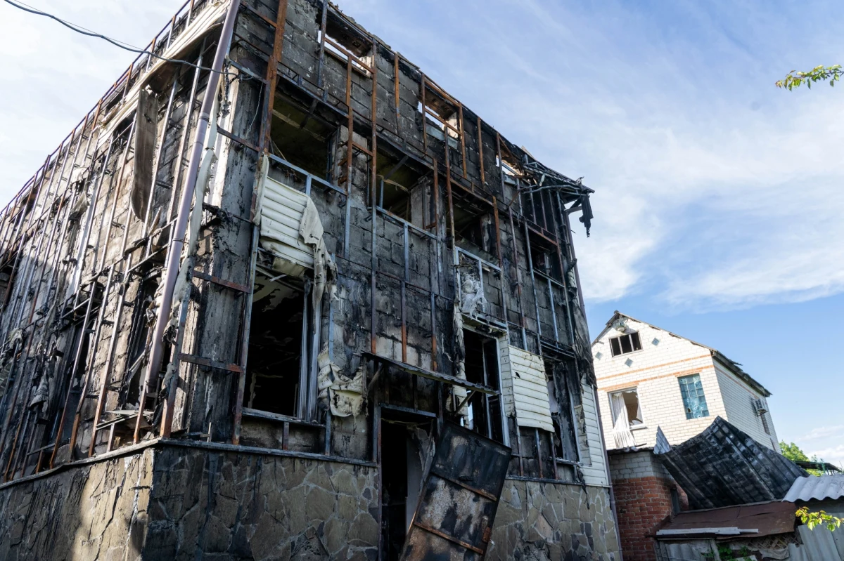 Rosyjskie wojska mogą zrezygnować z próby szerokiego okrążenia sił ukraińskich na osi Izium-Słowiańsk-Debalcewe na rzecz blokowania Siewierodoniecka i Lisiczańska - ocenili eksperci amerykańskiego Instytutu Badań nad Wojną (ISW) w piątkowym komunikacie. Piątek przynosi także coraz gorsze informacje z zakładów Azowstal, chodź już od dawna mówi się o fatalnej sytuacji obrońców Mariupola. Prezentujemy najważniejsze informacje z 79. dnia rosyjskiej inwazji na Ukrainę – sprawdź nasze podsumowanie.
